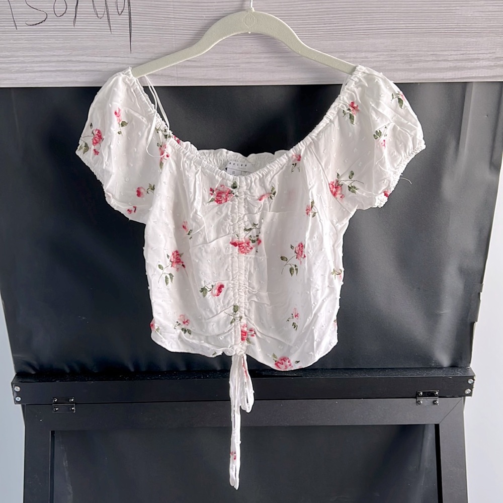 White floral print two piece outfit. New. Size S